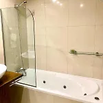 Apartman Family Oasis - Oceanview Duplex, Heated Pool, Air Con *
